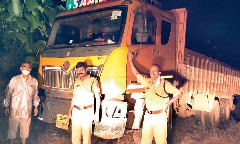 ചാലിയാറിൽ മണൽ വേട്ട; 11 തോണിയും ഒരു ലോറിയും പിടികൂടി