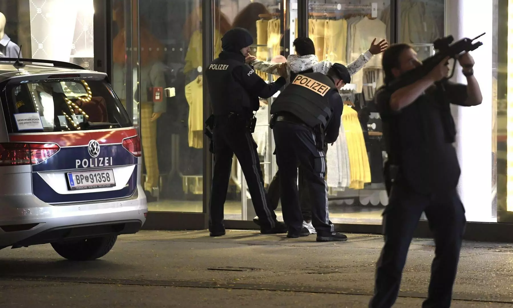 വിയനയിൽ തീവ്രവാദി ആക്രമണം; മരണം അഞ്ചായി വിയനയിൽ തീവ്രവാദി ആക്രമണം; മരണം അഞ്ചായി