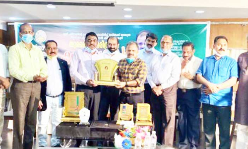 സു​ബൈ​റി​ന്​ കെ.​എം.​സി.​സി യാ​ത്ര​യ​യ​പ്പ് ന​ൽ​കി