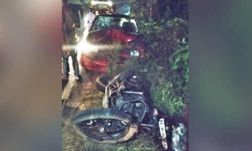 കാ​റും ബൈ​ക്കും കൂ​ട്ടി​യി​ടി​ച്ച് യു​വാ​വി​ന് പ​രി​ക്ക്