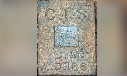 ചേ​ര​മാ​ൻ ജു​മാ​മ​സ്​​ജി​ദി​ൽ ബ്രി​ട്ടീ​ഷുകാർ സ്ഥാ​പി​ച്ച സ​ർ​വേ ഓ​ഫ് ഇ​ന്ത്യ​യു​ടെ ബെ​ഞ്ച് മാ​ർ​ക്കി​ൽ​നി​ന്ന്​ പു​തി​യ പ​ഠ​നം ആ​രം​ഭി​ച്ചു