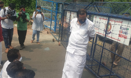 കൊല്ലപ്പെട്ട മാവോവാദിയുടെ മൃതദേഹം കാണാനെത്തിയ കോൺഗ്രസ് നേതാക്കളെ പൊലീസ് തടഞ്ഞു