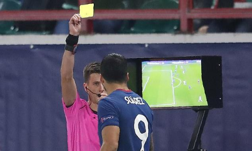 വാർ സ്​ക്രീനിലേക്ക്​ ഒളിഞ്ഞു നോക്കി; സുവാരസിന്​ കാർഡ്​