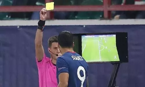 വാർ സ്ക്രീനിലേക്ക് ഒളിഞ്ഞു നോക്കി; സുവാരസിന് കാർഡ് വാർ സ്ക്രീനിലേക്ക് ഒളിഞ്ഞു നോക്കി; സുവാരസിന് കാർഡ്