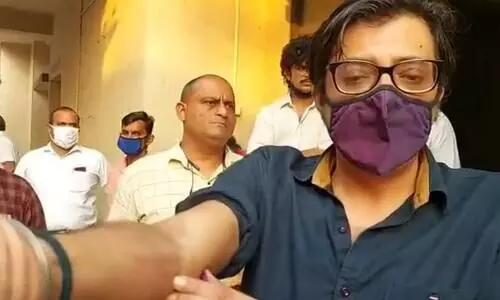 പിടലിക്ക് പിടിച്ച് തള്ളി, ഷൂ ഇടാൻ പോലും അനുവദിച്ചില്ല; പൊലീസ് മർദിച്ചെന്നും അർണബ്