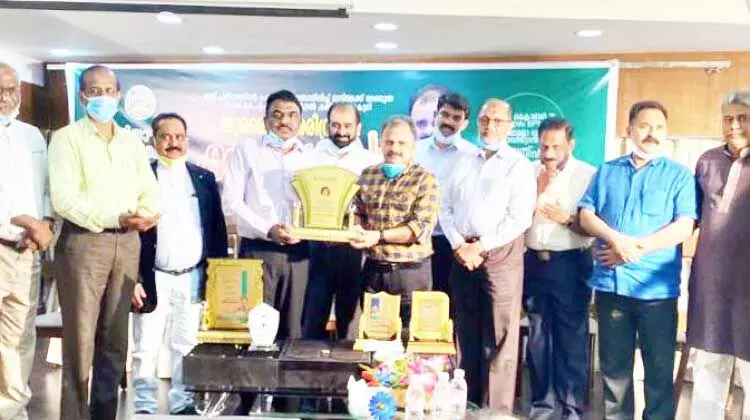 സു​ബൈ​റി​ന്​ കെ.​എം.​സി.​സി യാ​ത്ര​യ​യ​പ്പ് ന​ൽ​കി