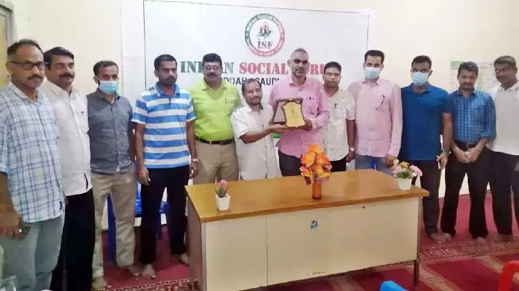 നാ​സ​ർ വേ​ങ്ങ​ര​ക്ക് യാ​ത്ര​യ​യ​പ്പ് ന​ൽ​കി