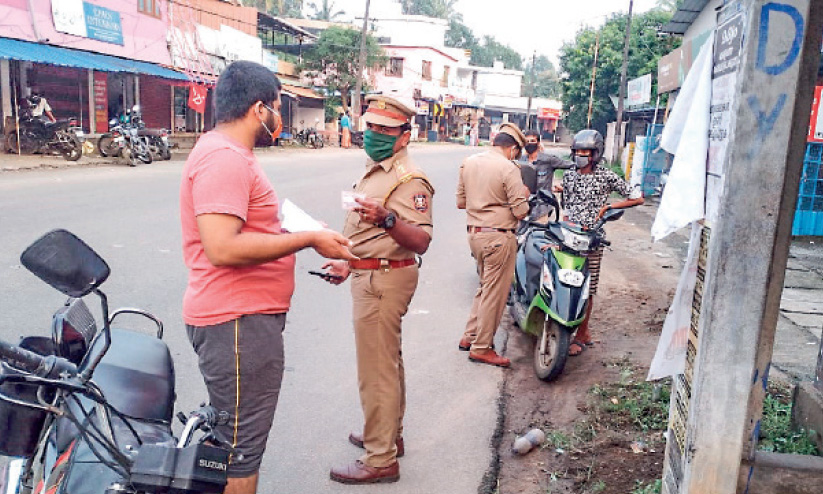 യാത്രക്കാരുടെ ശ്രദ്ധക്ക്, സുരക്ഷിത യാത്രക്ക് ഹെൽമറ്റ് ധരിക്കുക; പിടിമുറുക്കി മോട്ടോർ വാഹന വകുപ്പ് യാത്രക്കാരുടെ ശ്രദ്ധക്ക്, സുരക്ഷിത യാത്രക്ക് ഹെൽമറ്റ് ധരിക്കുക; പിടിമുറുക്കി മോട്ടോർ വാഹന വകുപ്പ്