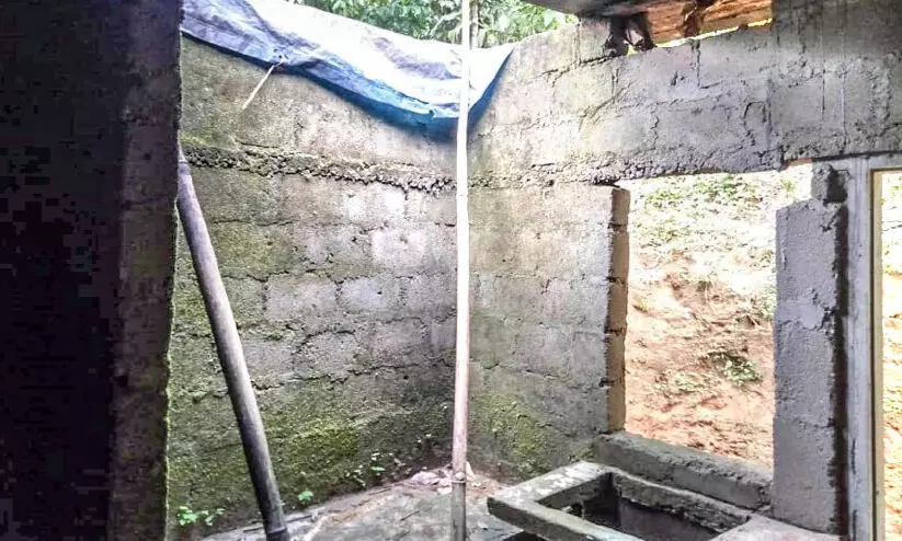 പണംവാങ്ങി കരാറുകാരൻ മുങ്ങി; പെരുവഴിയിൽ ആദിവാസികൾ