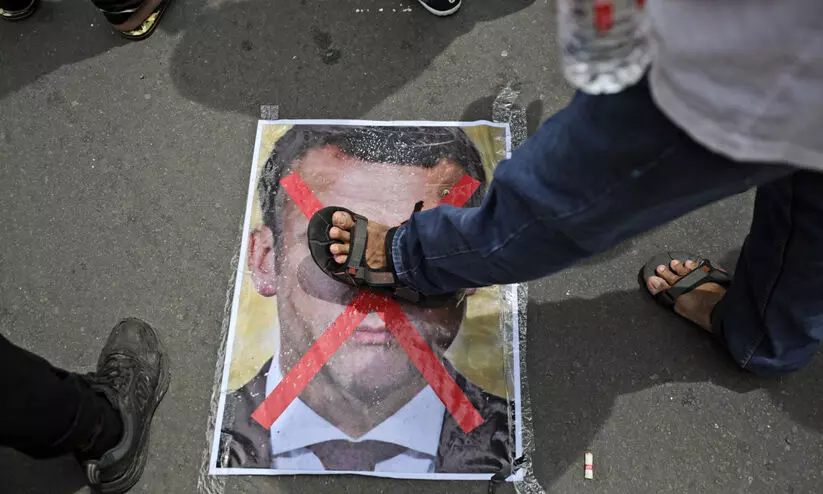 മാക്രോണിനെതിരെ പ്രതിഷേധം: മുസ് ലിം രാജ്യങ്ങളിലേക്ക് പ്രത്യേക പ്രതിനിധിയെ അയക്കാൻ ഫ്രാൻസ് മാക്രോണിനെതിരെ പ്രതിഷേധം: മുസ് ലിം രാജ്യങ്ങളിലേക്ക് പ്രത്യേക പ്രതിനിധിയെ അയക്കാൻ ഫ്രാൻസ്