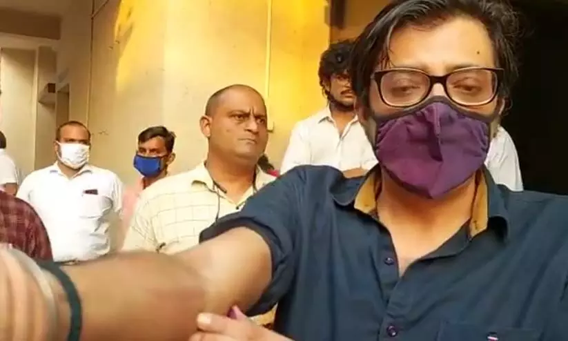 പിടലിക്ക് പിടിച്ച് തള്ളി, ഷൂ ഇടാൻ പോലും അനുവദിച്ചില്ല; പൊലീസ് മർദിച്ചെന്നും അർണബ് പിടലിക്ക് പിടിച്ച് തള്ളി, ഷൂ ഇടാൻ പോലും അനുവദിച്ചില്ല; പൊലീസ് മർദിച്ചെന്നും അർണബ്