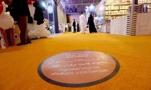 പ​ച്ച​മ​ല​യാ​ള​ത്തി​ൽ പ​റ​യു​ന്നു, സാ​മൂ​ഹി​ക അ​ക​ലം പാ​ലി​ക്ക​ണേ..