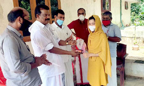 സൈ​ന ജ​ലീ​ലി​ന് വി​ദ്യാ​ഭ്യാ​സ മേ​ന്മ പു​ര​സ്കാ​രം കൈ​മാ​റി