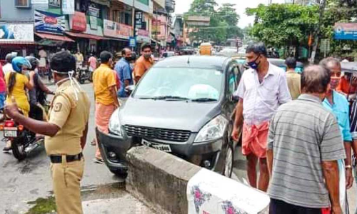 ഡ്രൈവിങ്ങിനിടെ ശാരീരികാസ്വാസ്ഥ്യം; കാർ ഡിവൈഡറിൽ ഇടിച്ചുകയറി