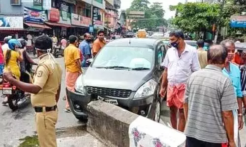 ഡ്രൈവിങ്ങിനിടെ ശാരീരികാസ്വാസ്ഥ്യം; കാർ ഡിവൈഡറിൽ ഇടിച്ചുകയറി