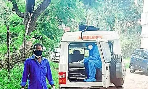 കോവിഡ് പോസിറ്റിവായ യുവാവ് ആംബുലന്‍സിലിരുന്ന്  പി.എസ്.സി പരീക്ഷയെഴുതി