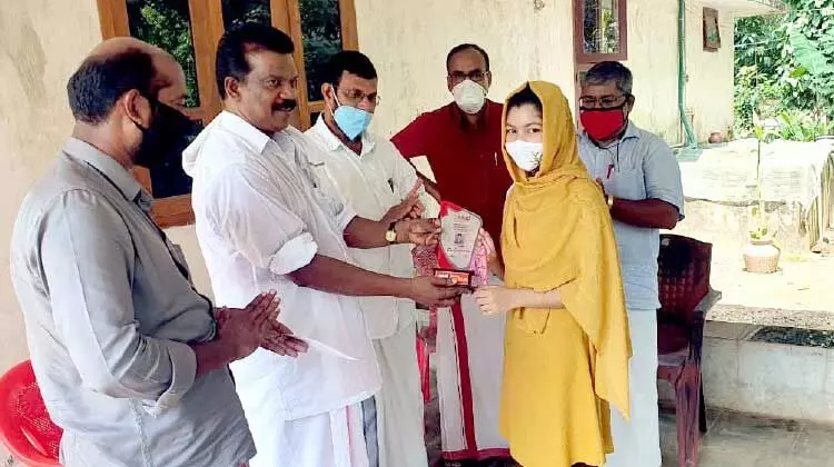 സൈന ജലീലിന് വിദ്യാഭ്യാസ മേന്മ പുരസ്കാരം കൈമാറി സൈന ജലീലിന് വിദ്യാഭ്യാസ മേന്മ പുരസ്കാരം കൈമാറി