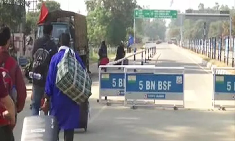 ഇന്ത്യയിൽ കുടുങ്ങിയ വിദ്യാർഥികളടക്കം പാക് പൗരന്മാർ സ്വദേശത്തേക്ക് മടങ്ങി ഇന്ത്യയിൽ കുടുങ്ങിയ വിദ്യാർഥികളടക്കം പാക് പൗരന്മാർ സ്വദേശത്തേക്ക് മടങ്ങി