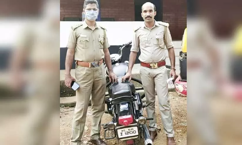 അമിത ശബ്​ദത്തിൽ ഓടിച്ച് വന്നതിന് ഉദ്യോഗസ്ഥർ പിടികൂടിയത് മോഷണം പോയ ബുള്ളറ്റ്