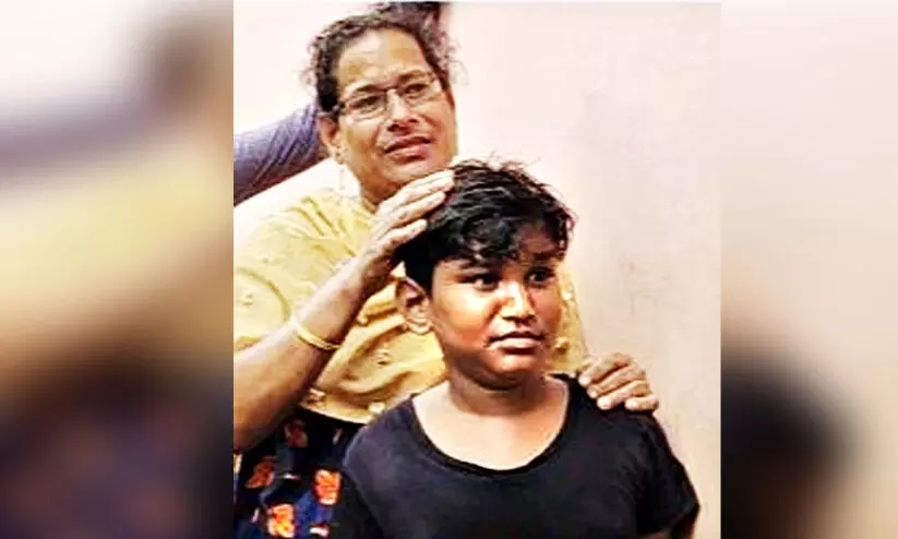 പ്രഷർകുക്കറിൽ തല കുടുങ്ങിയ ബാലനെ രക്ഷപ്പെടുത്തി പ്രഷർകുക്കറിൽ തല കുടുങ്ങിയ ബാലനെ രക്ഷപ്പെടുത്തി