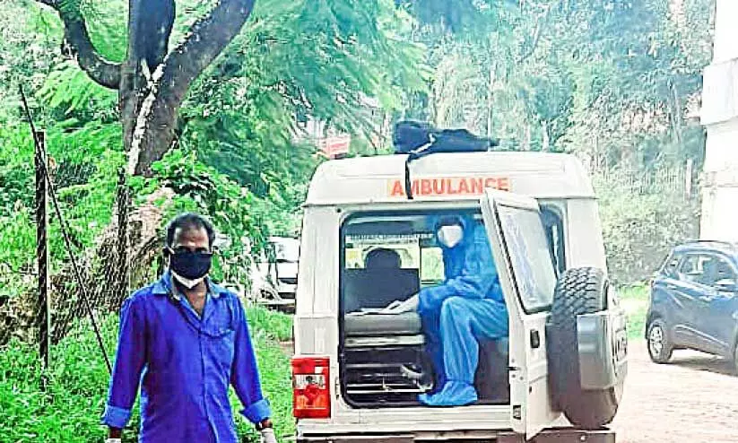 കോവിഡ് പോസിറ്റിവായ യുവാവ് ആംബുലന്‍സിലിരുന്ന്  പി.എസ്.സി പരീക്ഷയെഴുതി