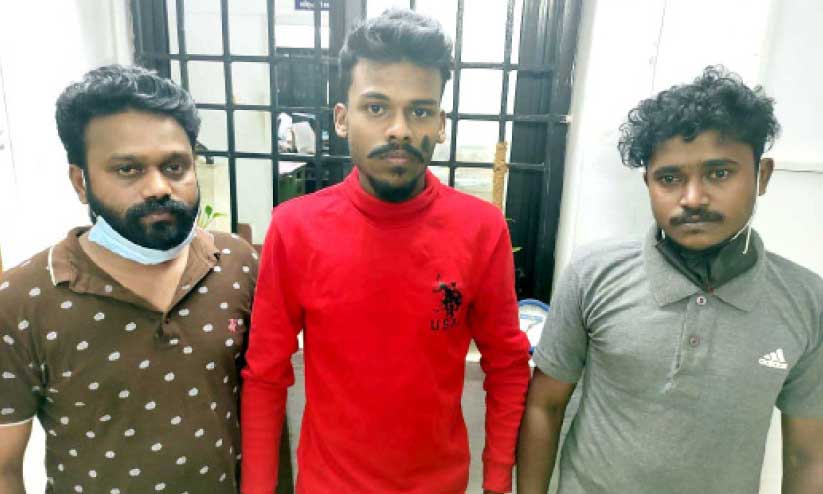 വീടും വാഹനങ്ങളും അടിച്ച് തകർത്ത കേസിൽ മൂന്നുപേർ അറസ്റ്റിൽ വീടും വാഹനങ്ങളും അടിച്ച് തകർത്ത കേസിൽ മൂന്നുപേർ അറസ്റ്റിൽ