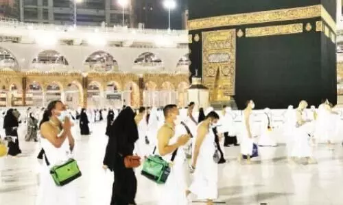 ആ​ദ്യ വി​ദേ​ശ തീ​ർ​ഥാ​ട​ക​ർ ഉം​റ നി​ർ​വ​ഹി​ച്ചു