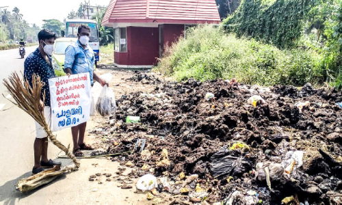 മാലിന്യം പാളവണ്ടിയിൽ പഞ്ചായത്തിലെത്തിച്ച് വേറിട്ട സമരം മാലിന്യം പാളവണ്ടിയിൽ പഞ്ചായത്തിലെത്തിച്ച് വേറിട്ട സമരം