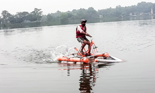 മാ​ലി​ന്യം നീ​ക്കാ​ൻ വാ​ട്ട​ർ സൈ​ക്കി​ളു​മാ​യി സ്കൂ​ൾ വി​ദ്യാ​ർ​ഥി​ക​ൾ