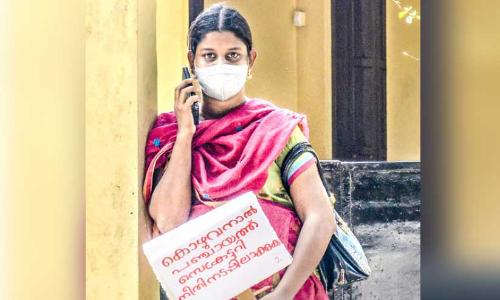 വീടിനു ഭീഷണിയായി മരം:കലക്​ടറേറ്റിനു മുന്നിൽ യുവതിയുടെ ഒറ്റയാൾ സമരം