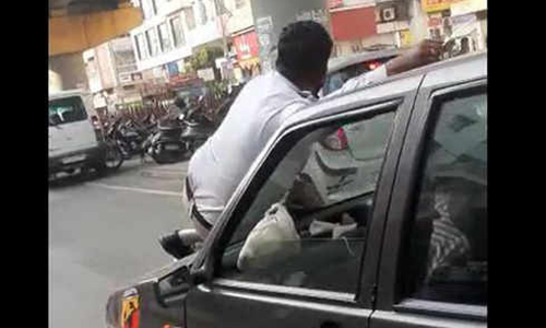 മാസ്‌കില്ലാത്തതിന് തടഞ്ഞപ്പോള്‍ ഇടിച്ചിട്ടു; ബോണറ്റില്‍ വീണ പൊലീസുകാരനുമായി കാര്‍ ഓടിയത് ഒരു കിലോമീറ്റര്‍