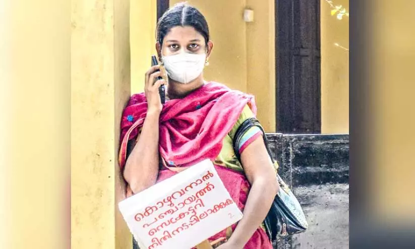 വീടിനു ഭീഷണിയായി മരം:കലക്ടറേറ്റിനു മുന്നിൽ യുവതിയുടെ ഒറ്റയാൾ സമരം വീടിനു ഭീഷണിയായി മരം:കലക്ടറേറ്റിനു മുന്നിൽ യുവതിയുടെ ഒറ്റയാൾ സമരം