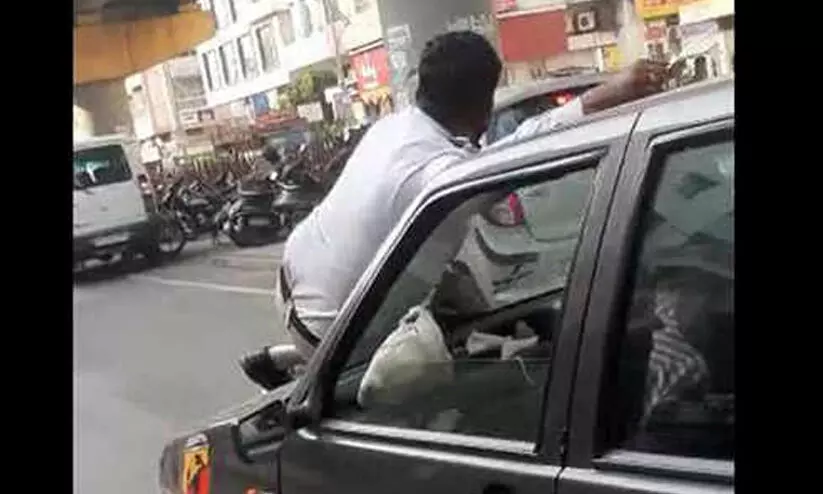 മാസ്‌കില്ലാത്തതിന് തടഞ്ഞപ്പോള്‍ ഇടിച്ചിട്ടു; ബോണറ്റില്‍ വീണ പൊലീസുകാരനുമായി കാര്‍ ഓടിയത് ഒരു കിലോമീറ്റര്‍