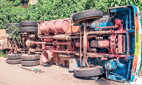 ആ​ന​മ​ങ്ങാ​ട് കൃ​ഷ്ണ​പ​ടി വ​ള​വി​ൽ ലോ​റി മ​റി​ഞ്ഞു