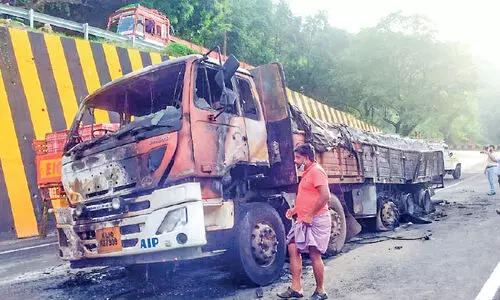 നാടുകാണി ചുരത്തിൽ ചരക്ക് ലോറിക്ക് തീപിടിച്ചു