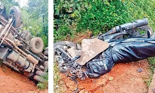 ടിപ്പർ നിയന്ത്രണംവിട്ട് മറിഞ്ഞു; ബൈക്ക് യാത്രികൻ അത്ഭുതകരമായി രക്ഷപ്പെട്ടു