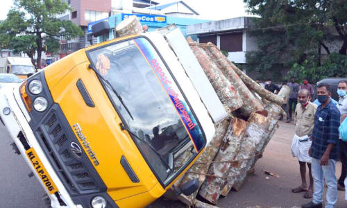 മിനിലോറി മറിഞ്ഞു; വൻഅപകടം ഒഴിവായി