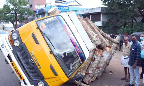മിനിലോറി മറിഞ്ഞു; വൻഅപകടം ഒഴിവായി
