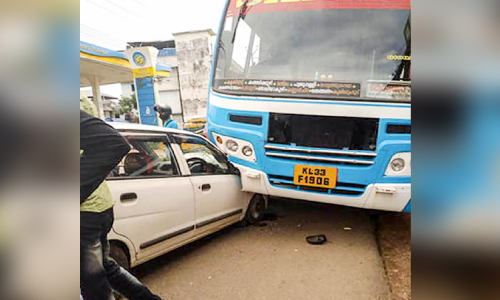 തെങ്ങണ ജങ്​ഷനില്‍ കാറും ബസും കൂട്ടിയിടിച്ച് അപകടം