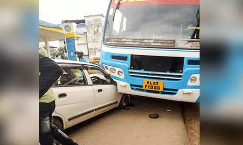 തെങ്ങണ ജങ്​ഷനില്‍ കാറും ബസും കൂട്ടിയിടിച്ച് അപകടം