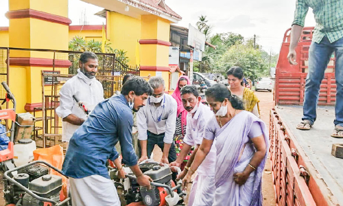 യൂനിയൻകാർ ചോദിച്ചത്​ 25,000; ലോഡ്​ കയറ്റിയിറക്കി   പഞ്ചായത്ത്​ അംഗങ്ങള്‍