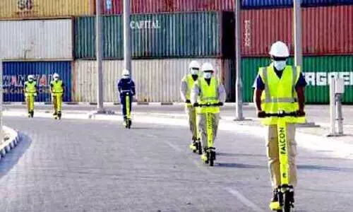 ജോലിക്കാരെത്തുന്നു  ഇലക്​ട്രിക്​ സ്​കൂട്ടറിൽ