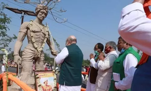 ബിർസാമുണ്ട എന്നുപറഞ്ഞ്​ വേട്ടക്കാര​െൻറ പ്രതിമയിൽ​ അമിത്​ഷായുടെ പുഷ്​പാർച്ചന; ഗംഗാജലം തളിച്ച്​ ശ​ുദ്ധിവരുത്തി ഗോത്ര നേതാക്കൾ