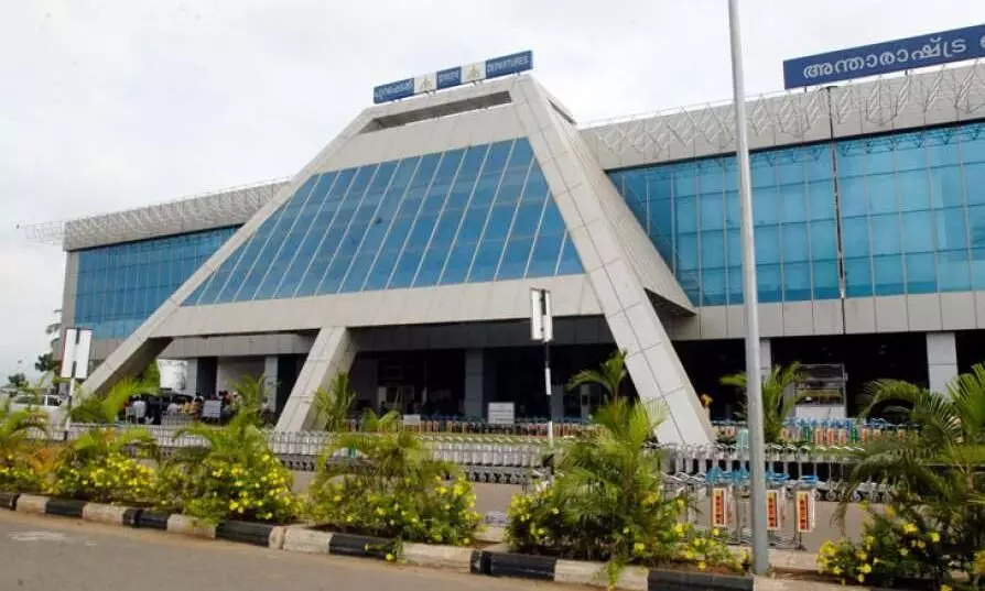 കരിപ്പൂരിൽ സിഗരറ്റും 35 ലക്ഷത്തിെൻറ സ്വർണവും പിടികൂടി കരിപ്പൂരിൽ സിഗരറ്റും 35 ലക്ഷത്തിെൻറ സ്വർണവും പിടികൂടി