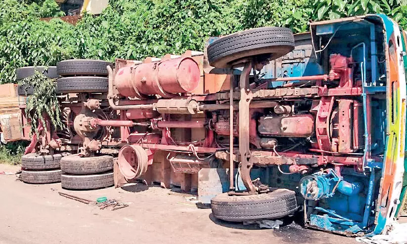 ആ​ന​മ​ങ്ങാ​ട് കൃ​ഷ്ണ​പ​ടി വ​ള​വി​ൽ ലോ​റി മ​റി​ഞ്ഞു