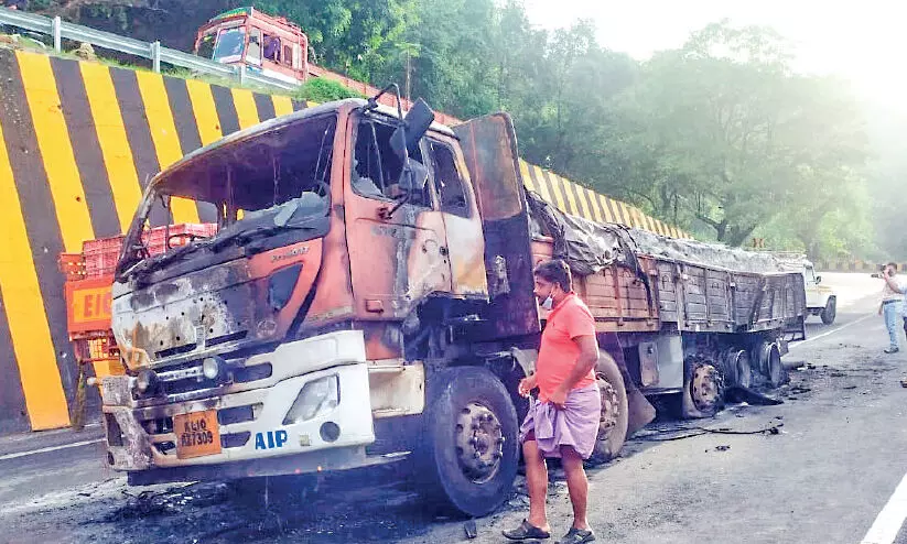നാടുകാണി ചുരത്തിൽ ചരക്ക് ലോറിക്ക് തീപിടിച്ചു
