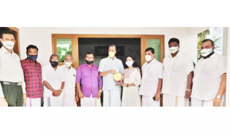 റാങ്ക് ജേതാവിനെ മാറാക്കര സി.എച്ച് സെൻറര് ജിദ്ദ കമ്മിറ്റി അനുമോദിച്ചു റാങ്ക് ജേതാവിനെ മാറാക്കര സി.എച്ച് സെൻറര് ജിദ്ദ കമ്മിറ്റി അനുമോദിച്ചു