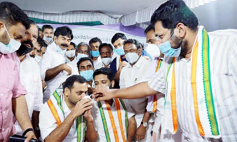 ഡീന് കുര്യാക്കോസ് എം.പി നിരാഹാരസമരം അവസാനിപ്പിച്ചു ഡീന് കുര്യാക്കോസ് എം.പി നിരാഹാരസമരം അവസാനിപ്പിച്ചു