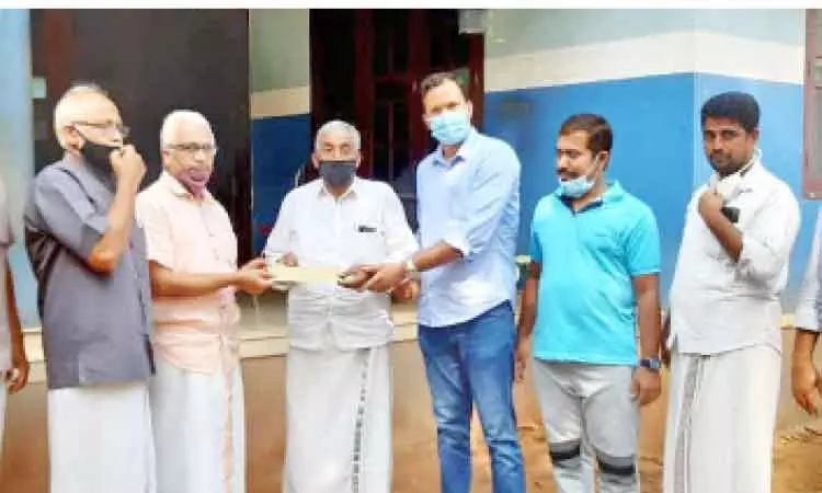 ചി​കി​ത്സ സ​ഹാ​യ ധ​നം കൈ​മാ​റി