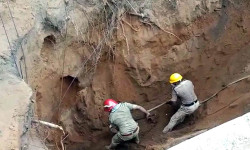 രക്ഷാപ്രവർത്തനത്തിനിടെ വീണ്ടും മണ്ണിടിച്ചിൽ; അഗ്​നിശമന ഉദ്യോഗസ്ഥർ രക്ഷപ്പെട്ടത്​ തലനാരിഴക്ക്​